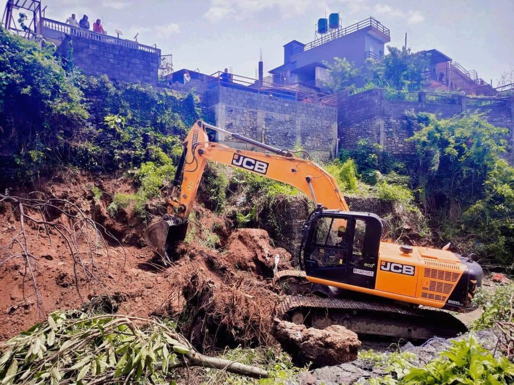 फिर्के खोलाको खोलाघरभित्रका संरचना हटाउन थालियो