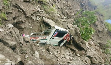 मुगुमा पहिरोले बोलेरो जिप पुरियो मुगुमा पहिरोले बोलेरो जिप पुरियो