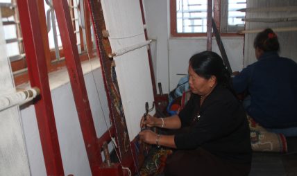 गलैँचा बुन्दै महिला उद्यमी गलैँचा बुन्दै महिला उद्यमी