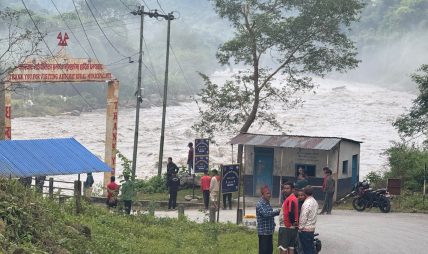 अस्थायी नदी अवरोध फुट्दा बुढीगण्डकीमा बाढी अस्थायी नदी अवरोध फुट्दा बुढीगण्डकीमा बाढी