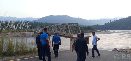 घिरिङमा बाढीपहिरोले सात झोलुङ्गे पुल र बेलिब्रिजमा क्षति