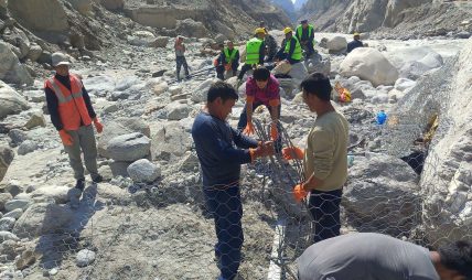 स्थानीयवासीले जनश्रमदानबाट पैदल पुल निर्माण गर्दै