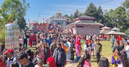 उग्रतारा भगवती मन्दिरमा दर्शनार्थीको घुइँचो उग्रतारा भगवती मन्दिरमा दर्शनार्थीको घुइँचो