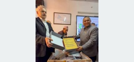 परराष्ट्रमन्त्री खनाललाई १३औँदेखि २०औँ शताब्दीसम्मका आठ सयभन्दा बढी ऐतिहासिक दस्तावेज हस्तान्तरण