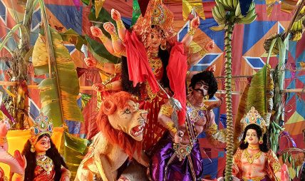नेपालगन्जमा दसैँको रौनकः चोकचोकमा दुर्गा मूर्ति, रातभर भजनकीर्तन नेपालगन्जमा दसैँको रौनकः चोकचोकमा दुर्गा मूर्ति, रातभर भजनकीर्तन