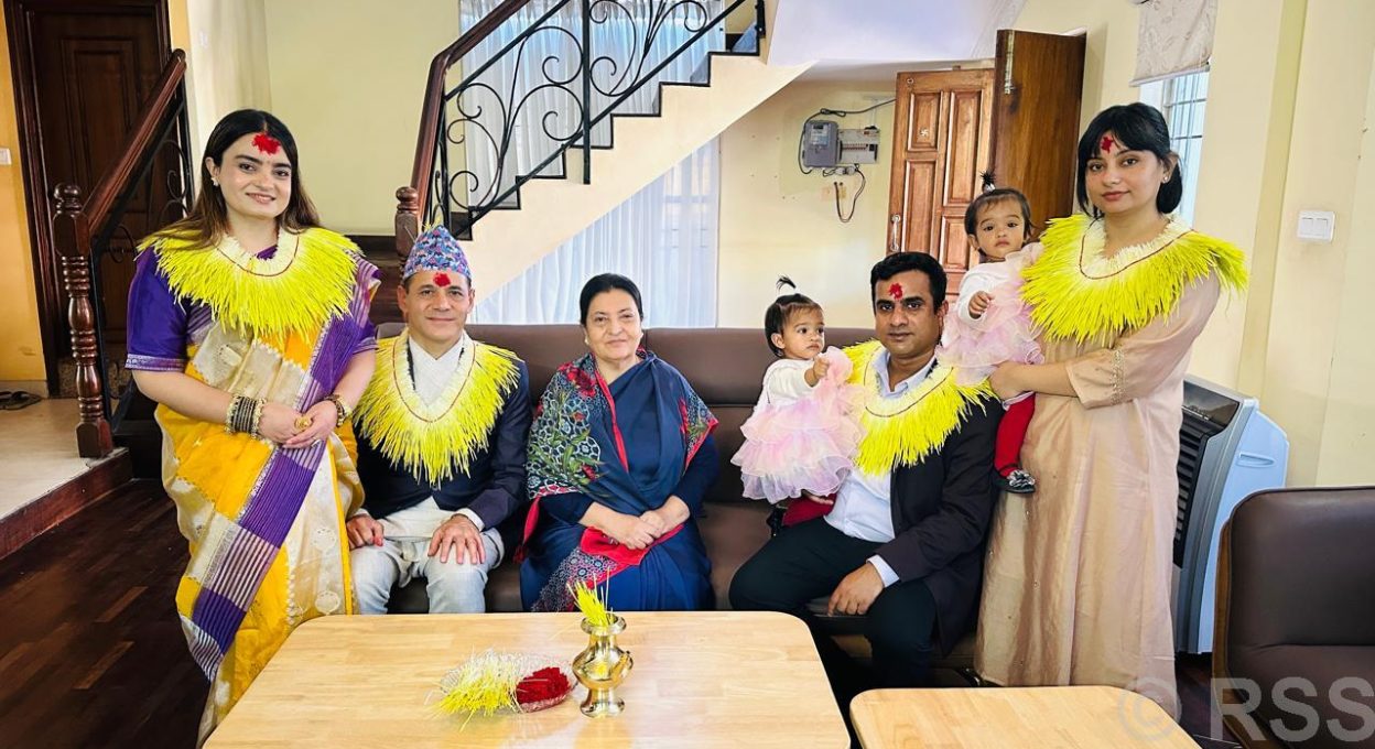 पूर्वराष्ट्रपति भण्डारीद्वारा छोरी-ज्वाईँ र सर्वसाधारणलाई टीका प्रदान