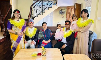 पूर्वराष्ट्रपति भण्डारीद्वारा छोरी-ज्वाईँ र सर्वसाधारणलाई टीका प्रदान पूर्वराष्ट्रपति भण्डारीद्वारा छोरी-ज्वाईँ र सर्वसाधारणलाई टीका प्रदान
