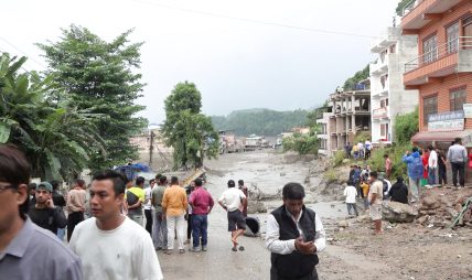 हिलोले लतपतिएको आशा : क्षतिको पीडाबीच स्थायित्वको खोजीमा बाढीपीडित हिलोले लतपतिएको आशा : क्षतिको पीडाबीच स्थायित्वको खोजीमा बाढीपीडित