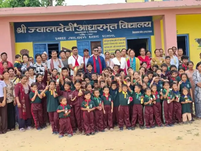 विद्यार्थीलाई पोशाक सहयोग