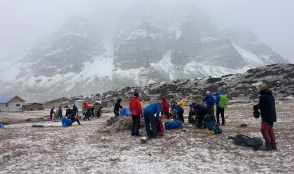 हिमपातका कारण कञ्चनजङ्घा आधारशिविर जाने पर्यटक प्रभावित