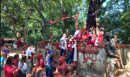 गोकर्ण जङ्गलको वनदेवीमा दर्शनार्थीको लाम गोकर्ण जङ्गलको वनदेवीमा दर्शनार्थीको लाम