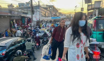 जडिबुटी चोकमा चाडपर्व मनाएर काठमाडौं फर्किनेको लर्को जडिबुटी चोकमा चाडपर्व मनाएर काठमाडौं फर्किनेको लर्को