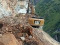 सडक खन्ने क्रममा पहिरो खस्दा एक्काभेटर चालक पुरिए, सह–चालक घाइते