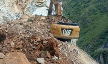 सडक खन्ने क्रममा पहिरो खस्दा एक्काभेटर चालक पुरिए, सह–चालक घाइते सडक खन्ने क्रममा पहिरो खस्दा एक्काभेटर चालक पुरिए, सह–चालक घाइते