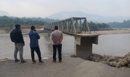 कालीगण्डकी पुलको तनहुँतर्फको पहुँँच सडक पुनर्निर्माण हुँदै कालीगण्डकी पुलको तनहुँतर्फको पहुँँच सडक पुनर्निर्माण हुँदै