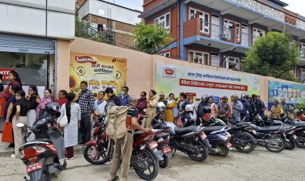कालिमाटीस्थित साल्ट ट्रेडिङको सुपथ मूल्य पसलमा उपभोक्ताको लाइन