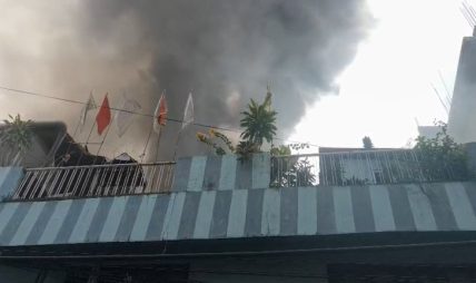 बिर्तामोडमा फर्निचर उद्योगबाट आगलागी, पाँच घरमा क्षति
