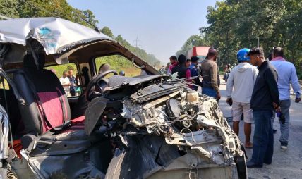 सर्लाहीको बाँकेमा ट्रक र इभी ठोक्किए, १२ जना घाइते सर्लाहीको बाँकेमा ट्रक र इभी ठोक्किए, १२ जना घाइते