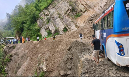 बाढी–पहिरोले देशका विभिन्न मुख्य राजमार्ग प्रभावित, गोरखा–धादिङ जोड्ने सडक पूर्ण रूपमा अवरुद्ध