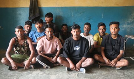 कामको ज्याला रोकिँदा मजदुरको धादिङबेसीमा बिचल्ली, स्थानीयको सहारामा काट्दैछन् दशैं कामको ज्याला रोकिँदा मजदुरको धादिङबेसीमा बिचल्ली, स्थानीयको सहारामा काट्दैछन् दशैं