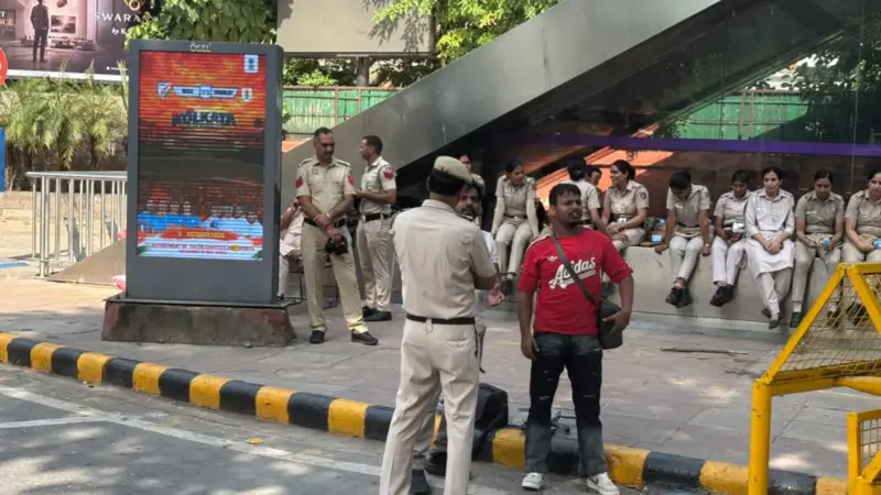 भारतीय मुख्य निर्वाचन आयुक्तविरुद्ध कक्रोच जनता पार्टीले आज जन्तर मन्तरमा विरोध प्रदर्शन गर्दै