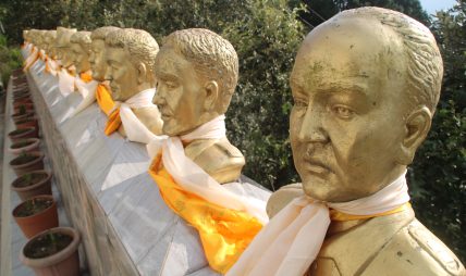 घुन्सा हेलिकप्टर दुर्घटनामा ज्यान गुमाएकाहरूको सम्झनामा निर्मित अर्धसालिक घुन्सा हेलिकप्टर दुर्घटनामा ज्यान गुमाएकाहरूको सम्झनामा निर्मित अर्धसालिक