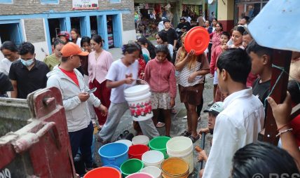 बाढीपहिरोले पाइपलाइन बगाएपछि बेनीमा खानेपानीको समस्या बाढीपहिरोले पाइपलाइन बगाएपछि बेनीमा खानेपानीको समस्या