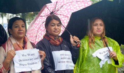 प्रहरी धरपकड र पक्राउविरुद्ध पत्रकारहरु सडकमा