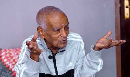 पहाड र तराई–मधेशमा दशैँको टीका परम्परा फरक, आशीर्वादको अर्थ उस्तैः संस्कृतीविद् राकेश