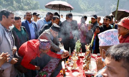 प्रचण्ड रसुवा–भोटेकोशी बाढीका मृतकको घेवामा सहभागी प्रचण्ड रसुवा–भोटेकोशी बाढीका मृतकको घेवामा सहभागी