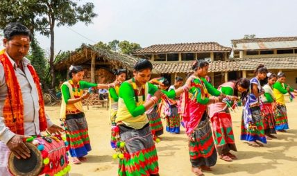 सखिया नाच जोगाउन सक्रिय बन्दै ‘थारु अगुवा’ सखिया नाच जोगाउन सक्रिय बन्दै ‘थारु अगुवा’