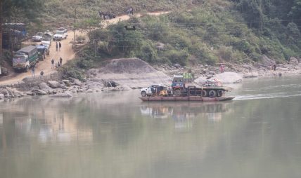 पाँच महिनापछि अरुण नदीको सतिघाटमा ‘फेरी’ सञ्चालन पाँच महिनापछि अरुण नदीको सतिघाटमा ‘फेरी’ सञ्चालन