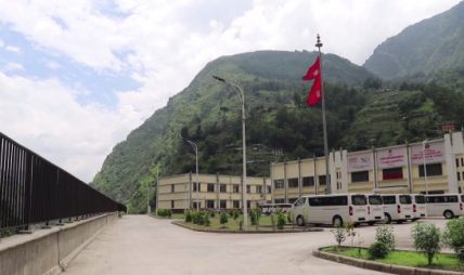 दसैँका सामान भित्र्याउन तीन दिनका लागि खुल्यो तातोपानी नाका