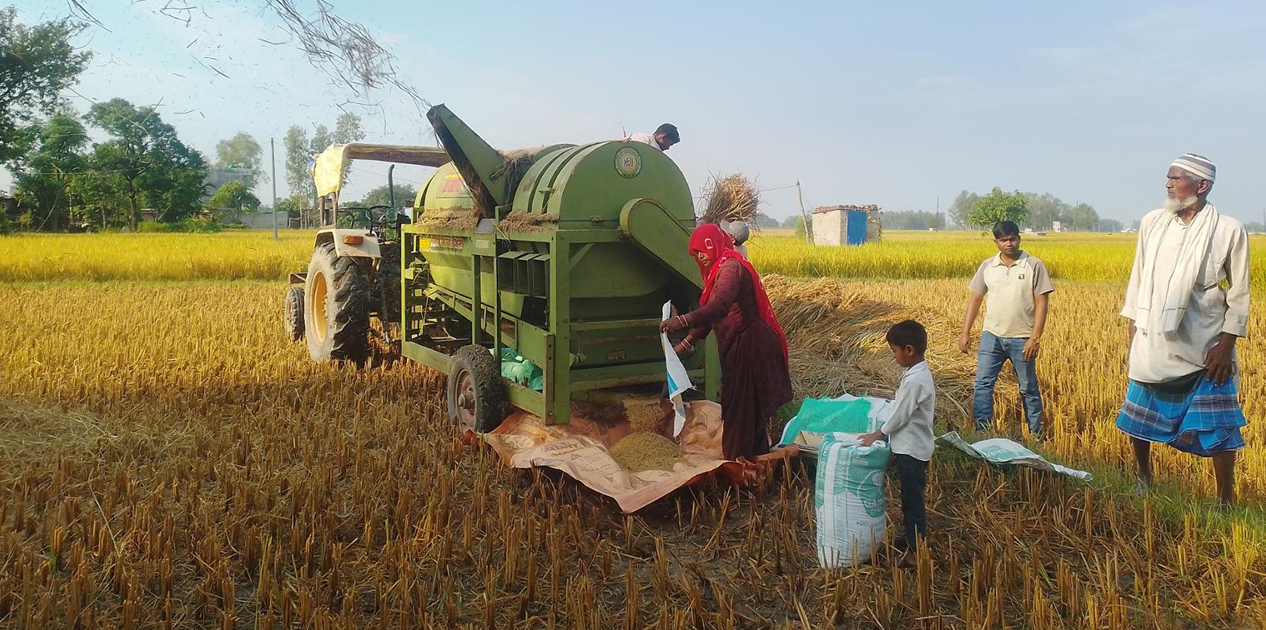 थ्रेसर मेसिन’सञ्चालन गरेर गाउँमै स्वरोजगार