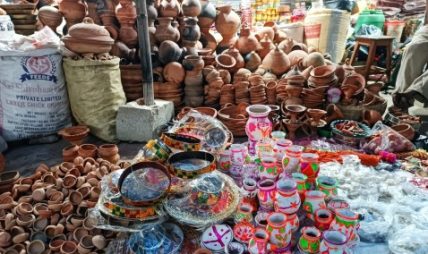 चाडपर्व नजिकिँदै जाँदा माटो र बाँसको सामग्रीको माग बढ्यो चाडपर्व नजिकिँदै जाँदा माटो र बाँसको सामग्रीको माग बढ्यो