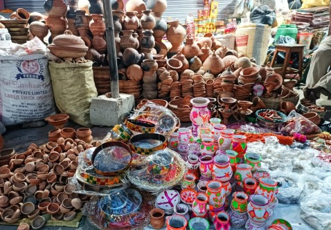 चाडपर्व नजिकिँदै जाँदा माटो र बाँसको सामग्रीको माग बढ्यो
