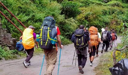 चुम उपत्यका पुगेका पर्यटक अलपत्र चुम उपत्यका पुगेका पर्यटक अलपत्र