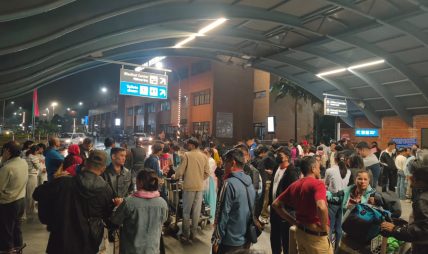 त्रिभुवन विमानस्थल : दसैँको मुखमा देश छाड्नेहरूको लर्को त्रिभुवन विमानस्थल : दसैँको मुखमा देश छाड्नेहरूको लर्को