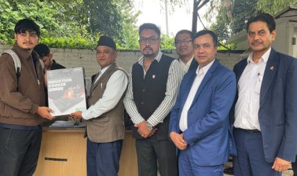 ग्यास अभावबाट प्रभावित विद्यार्थीलाई वैकल्पिक ऊर्जा केन्द्रले दियो इन्डक्सन चुलो ग्यास अभावबाट प्रभावित विद्यार्थीलाई वैकल्पिक ऊर्जा केन्द्रले दियो इन्डक्सन चुलो