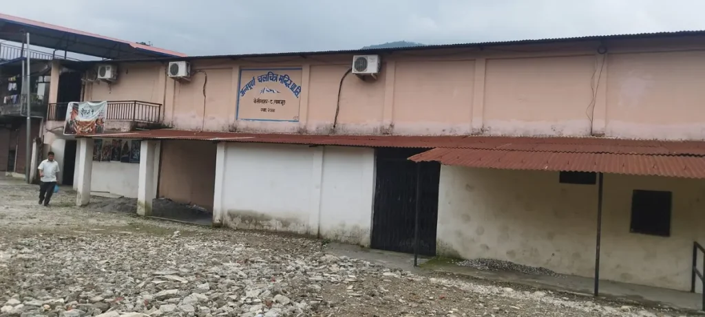 रौनक हराउँदै लमजुङका चलचित्र हल