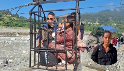 बेली ब्रिज नबन्दा दशैँमा घर फर्किने यात्रु तुइनको सहारामा बेली ब्रिज नबन्दा दशैँमा घर फर्किने यात्रु तुइनको सहारामा