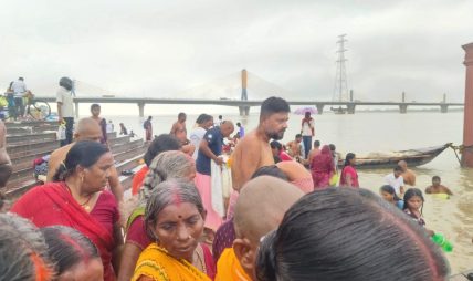 घटस्थापनाको पूर्वसन्ध्यामा सिमरियाघाटमा गङ्गास्नान गर्ने भक्तजनको घुइँचो घटस्थापनाको पूर्वसन्ध्यामा सिमरियाघाटमा गङ्गास्नान गर्ने भक्तजनको घुइँचो