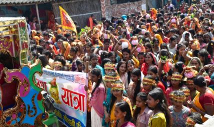 मटिहानीमा बडादशैँको अवसरमा शान्ति कलश यात्रा, हजारौँ श्रद्धालु सहभागी मटिहानीमा बडादशैँको अवसरमा शान्ति कलश यात्रा, हजारौँ श्रद्धालु सहभागी