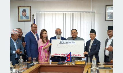 डीएनए परीक्षण कीट र एक करोड सरकारलाई हस्तान्तरण